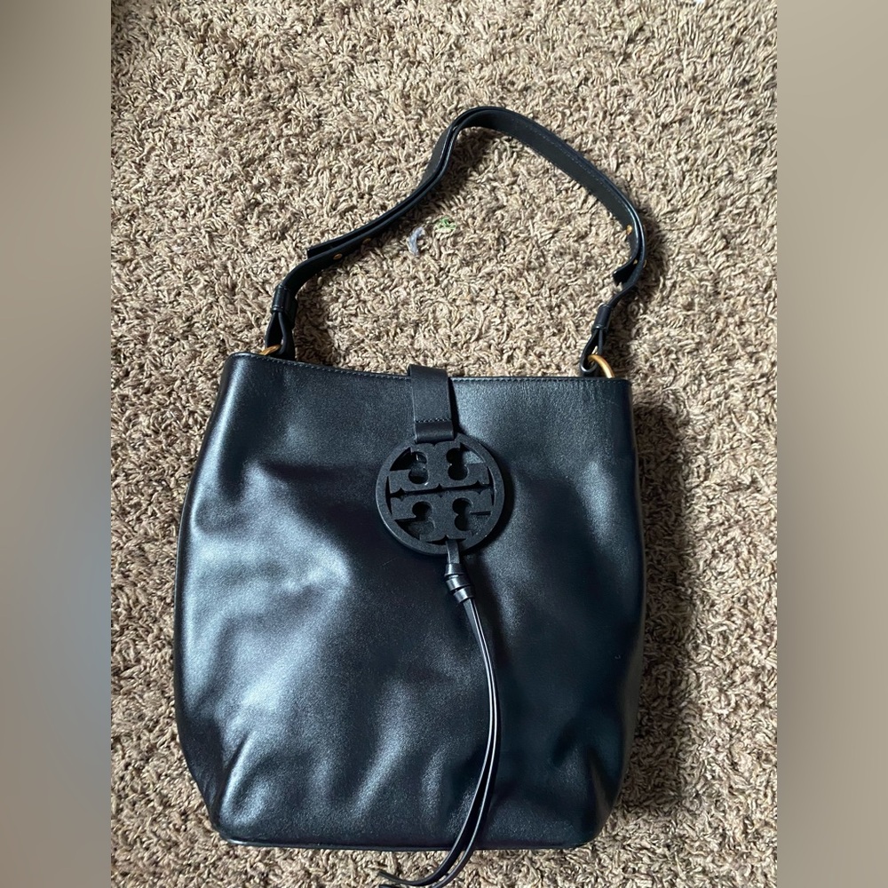Tory Burch Black Leather Shoulder Bag with Logo Accent